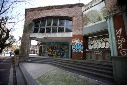 El centro comercial está ubicado en la manzana comprendida por la calle Primera Junta, Pedro de Mendoza, del Barco Centenera y Juan Bautista La Salle