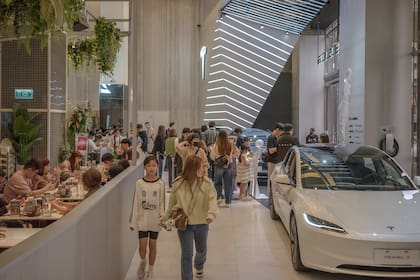El centro comercial es un templo dedicado a los nuevos ricos de Hsinchu, con una sala de exposición de Tesla en la primera planta