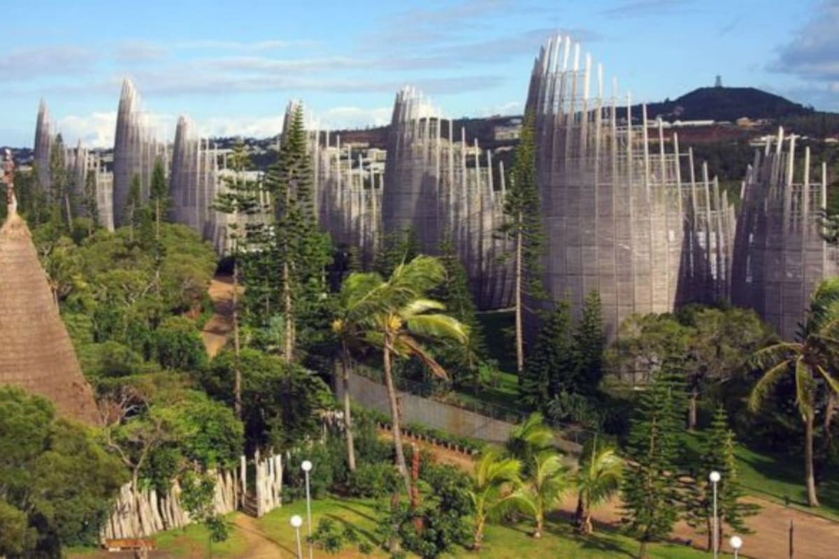 El Centro cultural Tjibaou en Nouméa. El archipiélago de Nueva Caledonia está ubicado a unos 1.500 kilómetros al este de Australia
