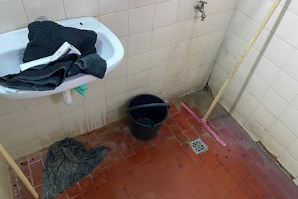 El centro de aislamiento Gran Guardia, en Formosa, tiene los baños con insectos, rotos e inundados; según los internados, el lugar tiene un solo ventilador cuando las temperaturas alcanzan los 45°