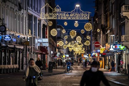 El centro de Amsterdam decorado con luces navideñas