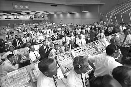El centro de control de Cabo Cañaveral durante el despegue de la Apolo 11. Cerca del centro de la imagen, en la tercera fila, JoAnn Morgan. Al fondo, contra la pared, Katherine Johnson y Judy Sullivan