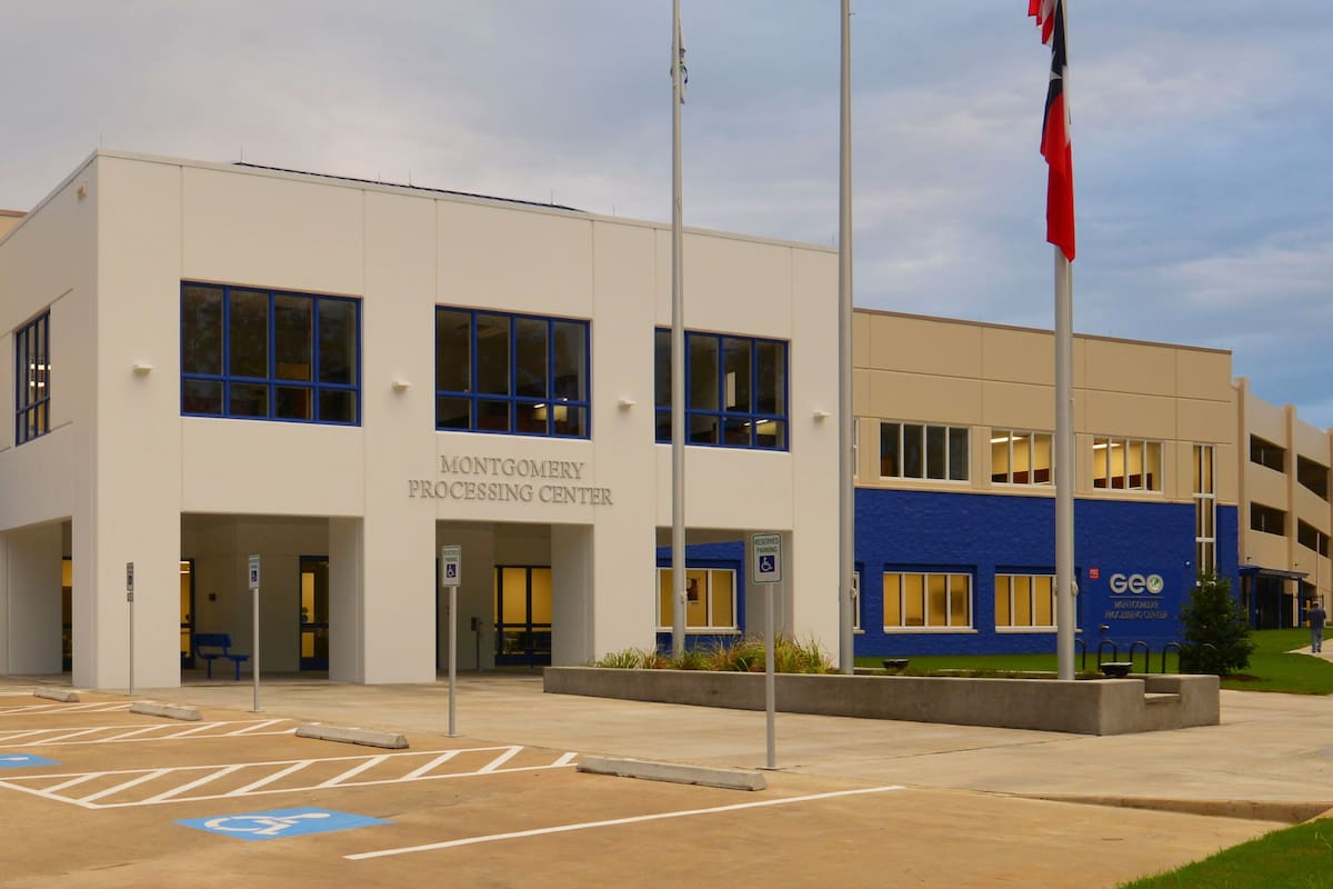 El centro de detención de ICE en Conroe alberga más de mil personas y concentra tribunales, servicios legales y atención médica en un solo lugar