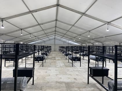 El centro de detención en Texas cuenta con una serie de carpas