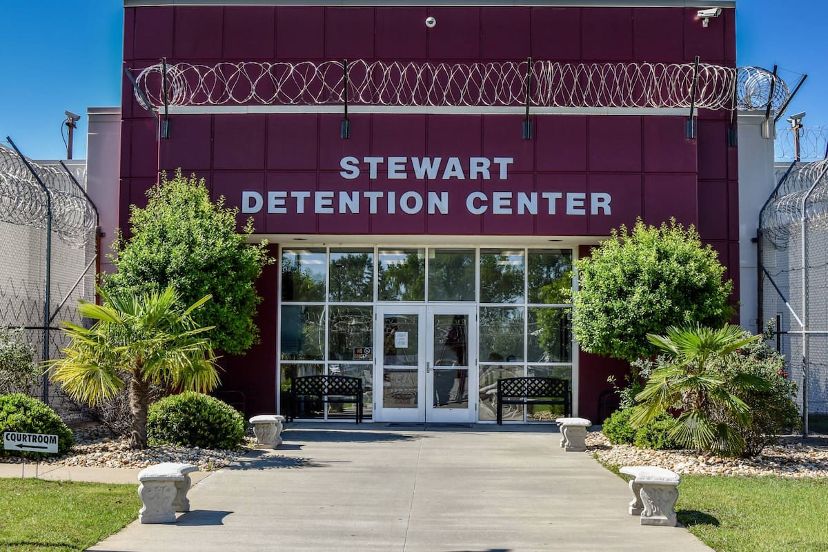 El centro de detención Stewart, en Georgia, es una de las más grandes dependencias que reciben inmigrantes en la mira del ICE