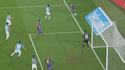 El centro de Digne, con la pelota claramente afuera de la cancha