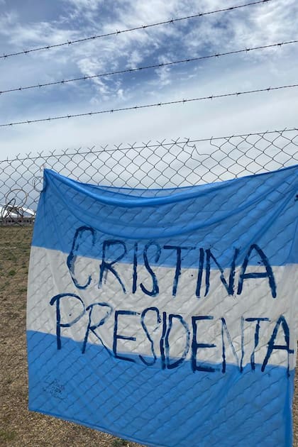 El Centro de Educación Física N°2, aledaño al Estadio Único de La Plata, sin alumnos y repleto de pancartas este mediodía, antes del acto de CFK