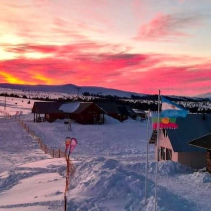 El centro de esquí Batea Mahuida se encuentra a 15 kilómetros de Villa Pehuenia, en Neuquén