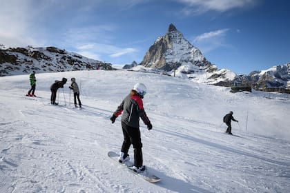 El centro de esquí de Zermatt en los Alpes suizos permanecerá abierto, aunque el gobierno limitó la capacidad de las telecabinas