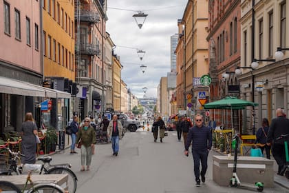 Circulación en el centro de Estocolmo, capital de Suecia, el agosto del año pasado; el gobierno sueco delegó las responsabilidades de cuidado sanitario en cada individuo
