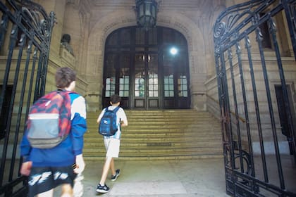 El Centro de Estudiantes del Colegio Nacional de Buenos Aires no está de acuerdo con cómo se manejan los llamados a concursos docentes, entre otros reclamos