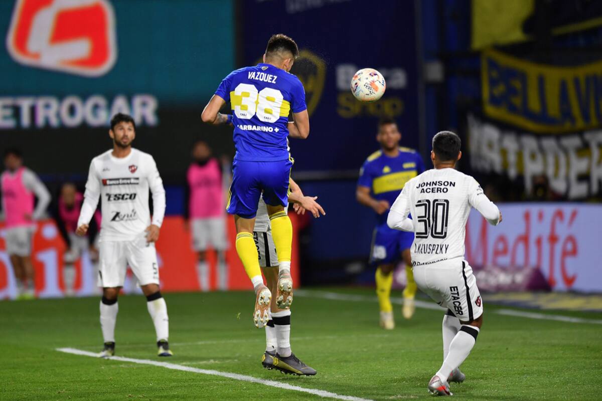 El centro de Exequiel Zeballos es cabeceado al gol por Luis Vázquez; gracias al tanto del 9, Boca le ganó a Patronato por 1-0 en la Bombonera, por el Torneo 2021.