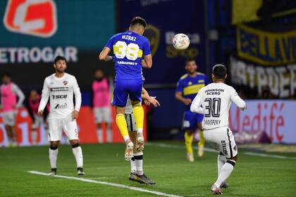 El centro de Exequiel Zeballos es cabeceado al gol por Luis Vázquez; gracias al tanto del 9, Boca le ganó a Patronato por 1-0 en la Bombonera, por el Torneo 2021.