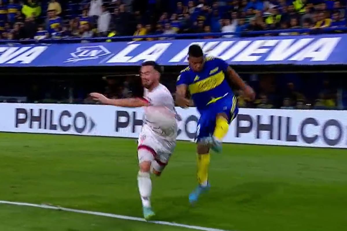 El centro de Fabra da en el codo izquierdo de Ángel González dentro del área; el VAR no llamó a Tello para revisarla y fue corner