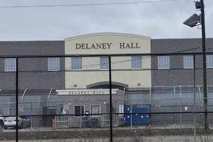 El centro de inmigración Delaney Hall tiene denuncias de malos tratos y violaciones a los derechos humanos