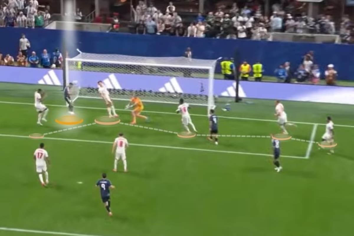 El centro de Messi es cabeceado por Lautaro Martínez entre Konsa y Stones, integrantes de la línea de 5 de Inglaterra; Julián Alvarez está en el punto penal: desatará el deliro argentino