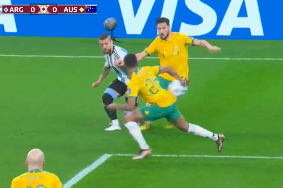 El centro de Papu Gómez ya dio en el brazo de Maccus. ¿Fue penal par ala Argentina?