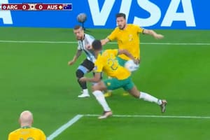 El centro de Papu Gómez ya dio en el brazo de Maccus. ¿Fue penal par ala Argentina?