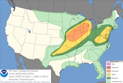 El Centro de Predicción de Tormentas (SPC) emitió un nivel de riesgo "mejorado" (nivel tres de cinco) para sectores de Iowa, Missouri, Illinois, Wisconsin, Indiana y Michigan