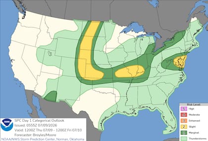 El Centro de Predicción de Tormentas (SPC) mantiene bajo vigilancia amplias regiones de las Grandes Llanuras, los Ozarks y los valles del Mississippi y Ohio