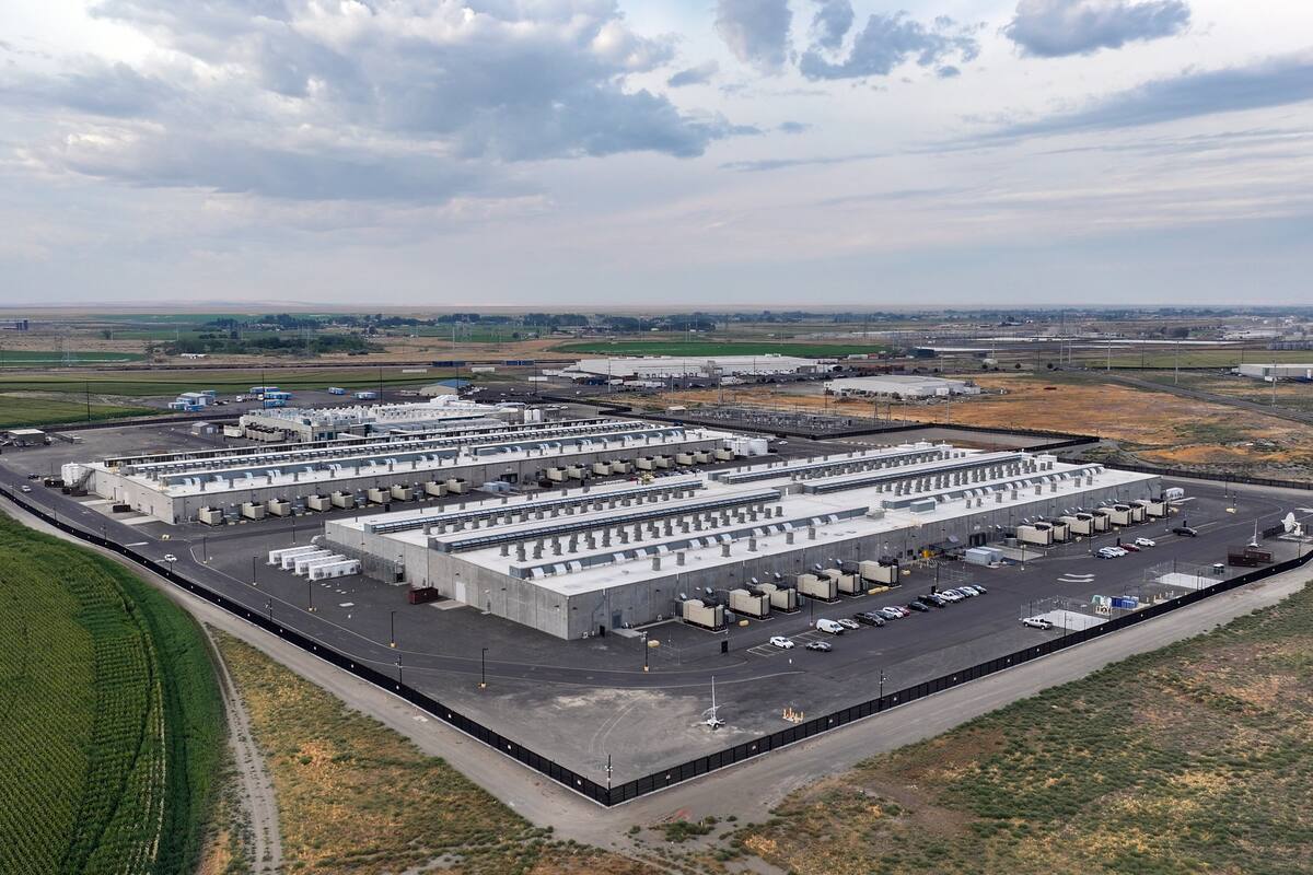 El centro de procesamiento de datos de Amazon Web Services, en imagen del jueves 22 de agosto de 2024, en Boardman, Oregon. (AP Foto/Jenny Kane, archivo)