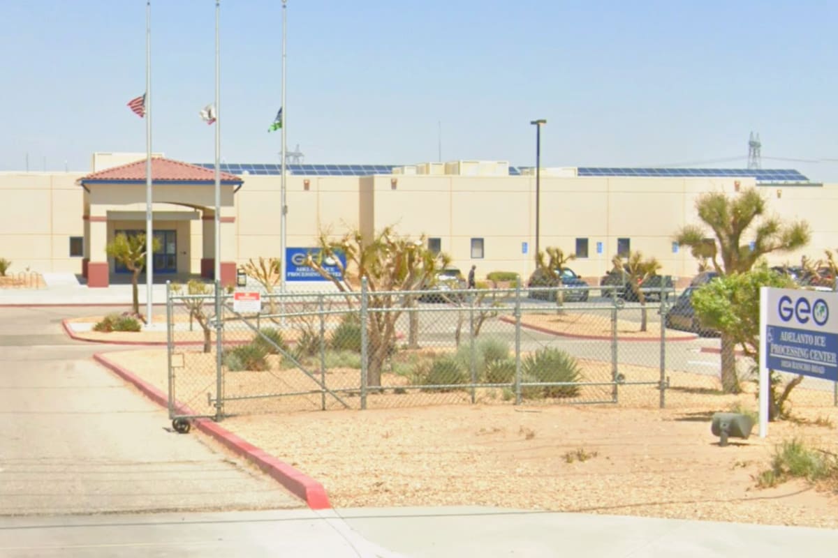 El centro de procesamiento del ICE en Adelanto y su instalación anexa Desert View Annex se convirtieron en un nuevo foco de tensión migratoria