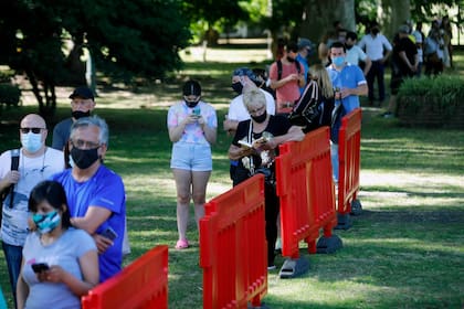 Para el mediodía, la fila que se extendía sobre el jardín del Edificio de la Munich superaba las 100 personas