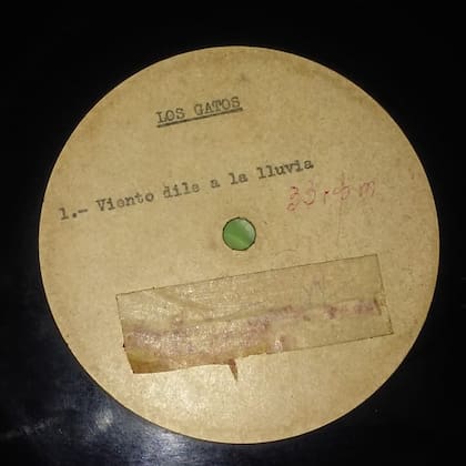 El centro del disco, con el nombre del tema en máquina de escribir