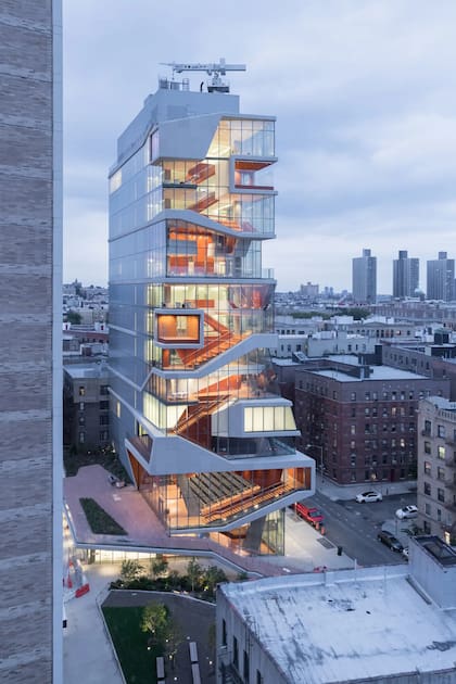El Centro Educativo Roy y Diana Vagelos, un edificio de aulas y laboratorio para estudiantes de medicina de la Universidad de Columbia, es una estructura futurista con una única cinta ondulada de hormigón que sirve en varios puntos como suelo, paredes y techos