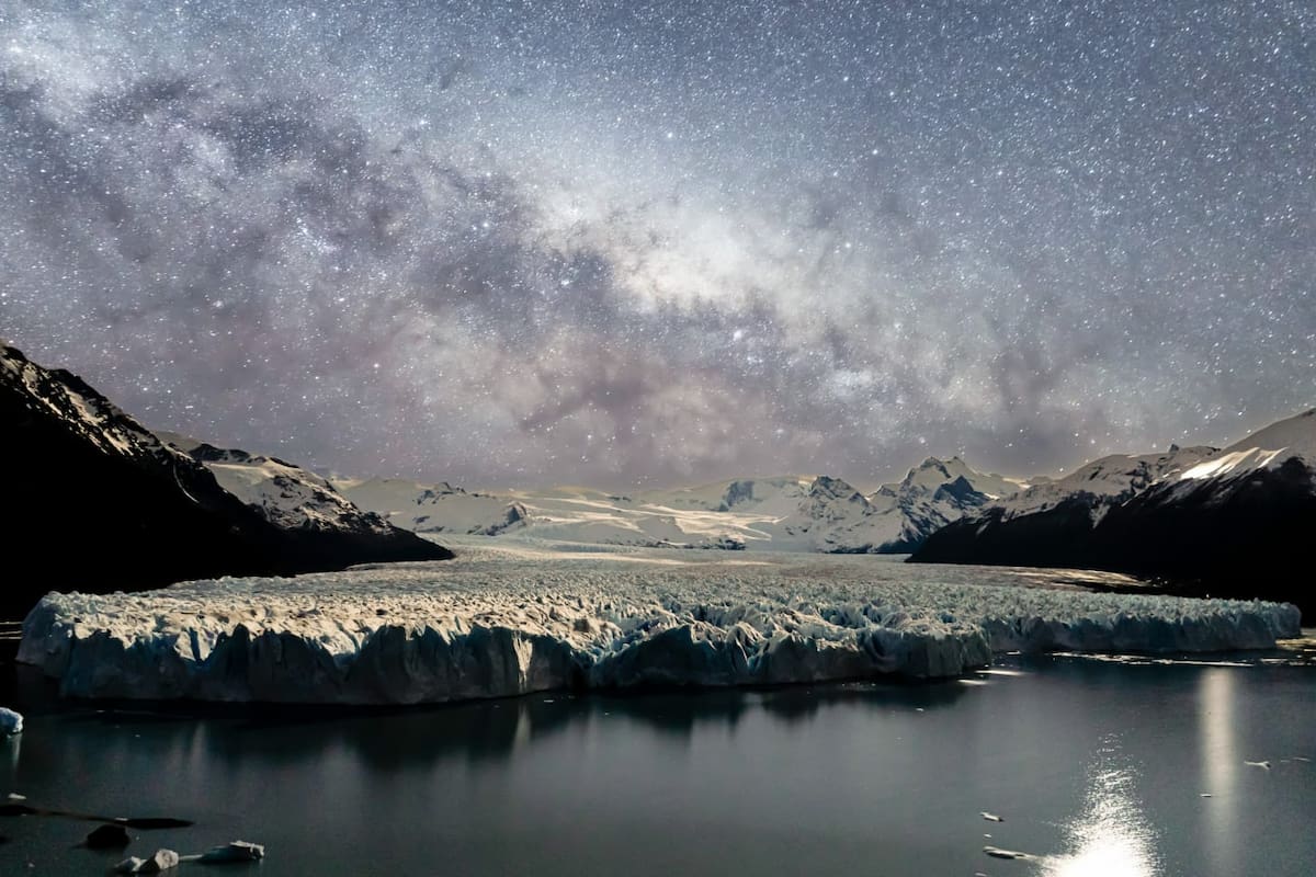 El centro galáctico captado por justo mientras se posa sobre el glaciar Perito Moreno. Imagen captada el 29 de agosto de 2025, Parque Nacional Los Glaciares, Santa Cruz.