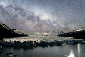 El centro galáctico captado por justo mientras se posa sobre el glaciar Perito Moreno. Imagen captada el 29 de agosto de 2025, Parque Nacional Los Glaciares, Santa Cruz.