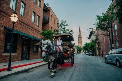 El Centro Histórico de Charleston se puede recorrer en alguno de los tours de carruajes tirados por caballos (hellotickets.com)