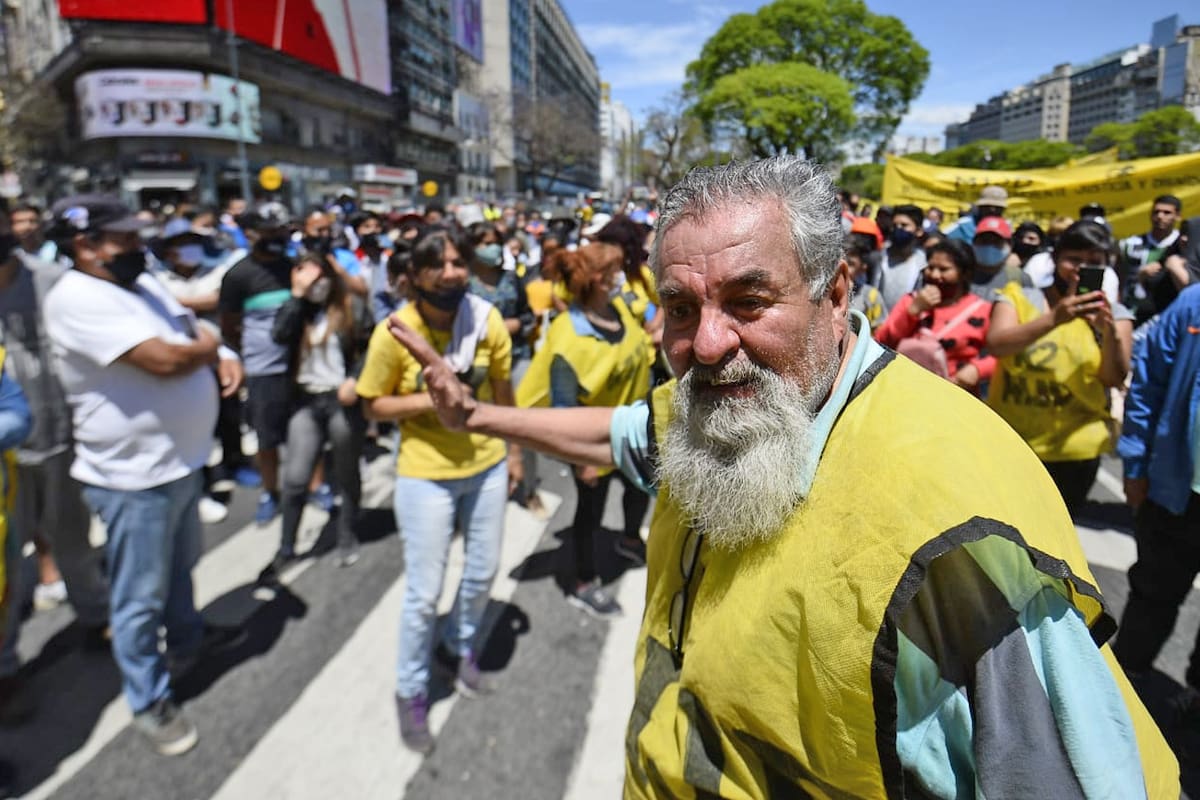 El centro, imposible: reapareció Raúl Castells al frente de una protesta en el Obelisco y hay caos de tránsito