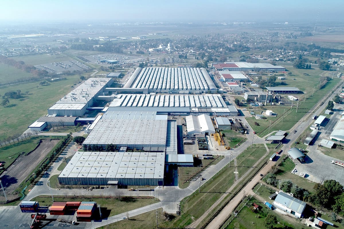 El Centro Industrial Juan Manuel Fangio de Mercedes Benz en Virrey del Pino