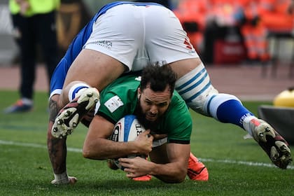 El centro irlandés Jamison Gibson-Park se escabulle del italiano Marco Riccioni durante la amplia victoria de los isleños en Roma.