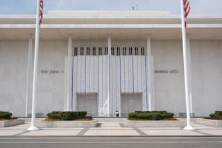 Derrumbe parcial del techo del Centro Kennedy impulsa el argumento para cerrarlo por reformas