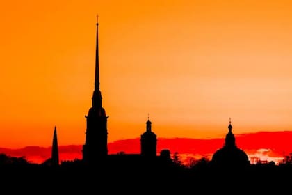 El Centro Lakhta, a la izquierda, ahora hace parte de la silueta de San Petersburgo