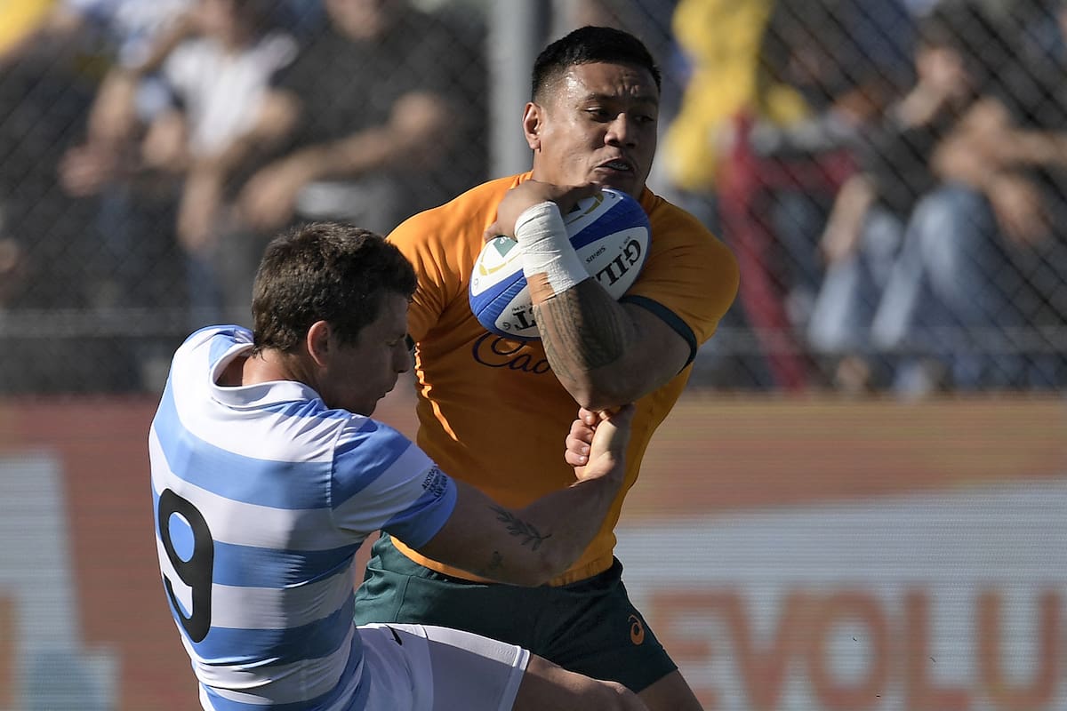 El centro Len Ikitau, aquí enfrentando a Gonzalo Bertranou, de los Pumas, regresará a los Wallabiers para los tests matches en Jujuy y Mendoza