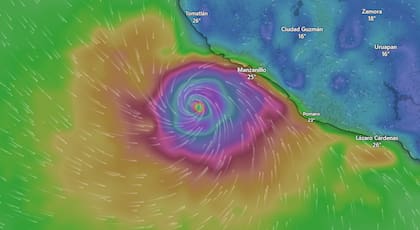 El Centro Nacional de Huracanes de EE.UU. (NHC, por sus siglas en inglés) informó en su boletín de la tarde de este sábado que Simon se encontraba a 135 kilómetros del puerto de Manzanillo con vientos sostenidos de 240 kilómetros por hora