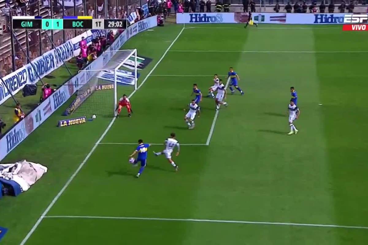 El centro para el tanto de Fabra, autor del gol de Boca ante Gimnasia