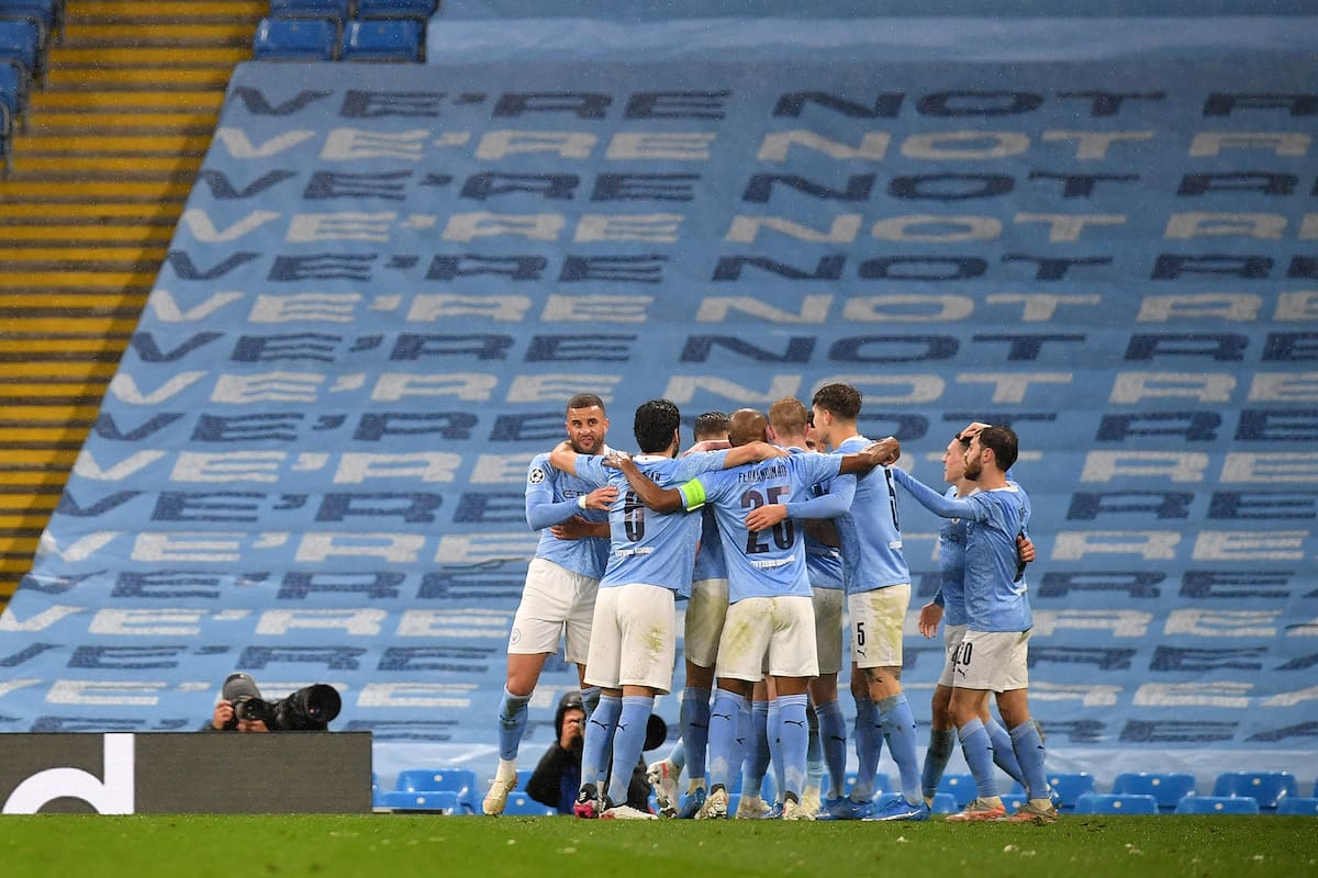El centrocampista argelino de Manchester City Riyad Mahrez es abrazado por sus compañeros después de su segundo gol en el partido de vuelta de la semifinal de la Liga de Campeones contra Paris Saint-Germain.