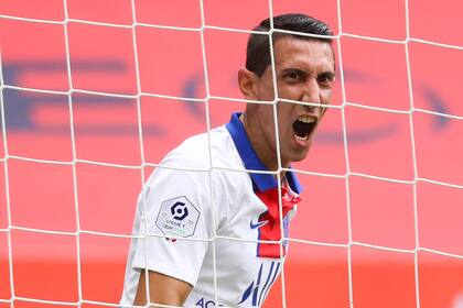 El centrocampista argentino del Paris Saint-Germain, Angel Di Maria, celebra tras marcar un gol durante el partido de fútbol francés L1 entre OGC Nice y Paris Saint Germain en el estadio Allianz Riviera en Niza, sureste de Francia, el 20 de septiembre de 2020