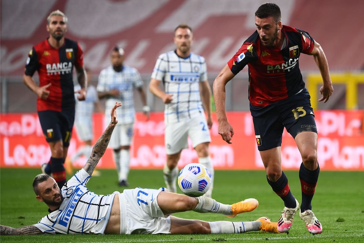 El centrocampista croata del Inter de Milán, Marcelo Brozovic (L), lucha por el balón con el defensor italiano de Génova Mattia Bani durante el partido de fútbol de la Serie A italiana Génova vs Inter de Milán en el Estadio Luigi-Ferraris en Génova,