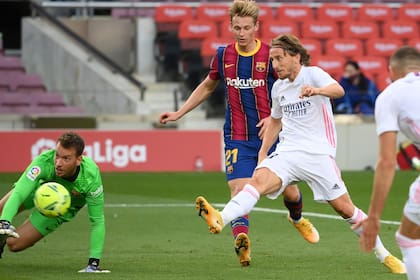 El momento de la definición del clásico español: el remate tres dedos de Luka Modric que se convertirá en el tercer gol del equipo merengue.