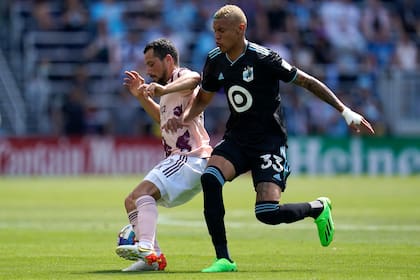 El centrocampista de los Timbers de Portland Sebastián Blanco pelea por el balón con el mediocampista de Minnesota Kervin Arriaga  en el encuentro de la MLS del sábado 30 de julio del 2022. (AP Foto/Abbie Parr)