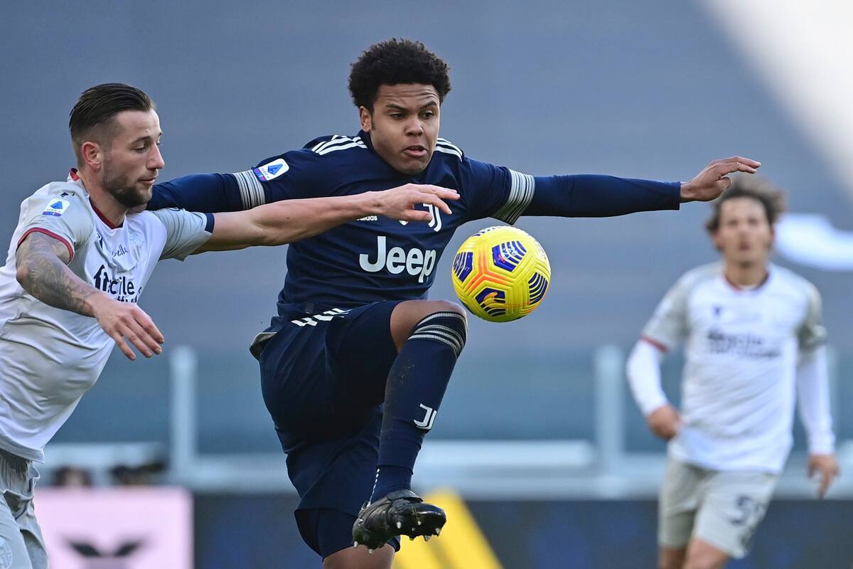 El centrocampista estadounidense de la Juventus Weston McKennie (C) y el defensor holandés del Bolonia Mitchell Dijks van por el balón durante el partido de fútbol de la Serie A italiana Juventus vs Bolonia el 24 de enero de 2021 en el estadio de la Juventus en Turín.
