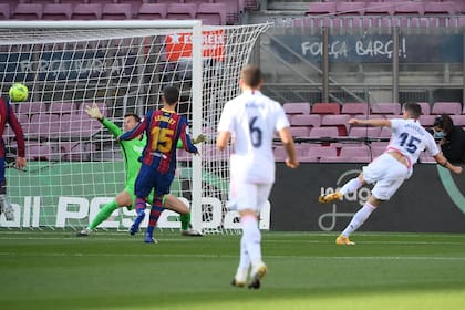 El uruguayo Federico Valverde define de derecha y anota el primer gol de Real Madrid en el clásico español ante Barcelona.