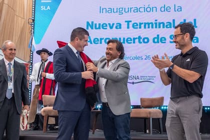 El CEO de Aeropuertos Argentina, Daniel Ketchibachian, y el gobernador de Salta, Gustavo Sáenz