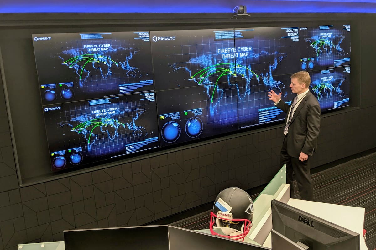 El CEO de la empresa de ciberseguridad FireEye, Kevin Mandia, observa un mapa en las oficinas de la compañía en Reston, Virginia