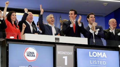 El CEO de Loma Negra, Sergio Faifman, es vitoreado cuando toca una campana ceremonial de la Bolsa de Nueva York